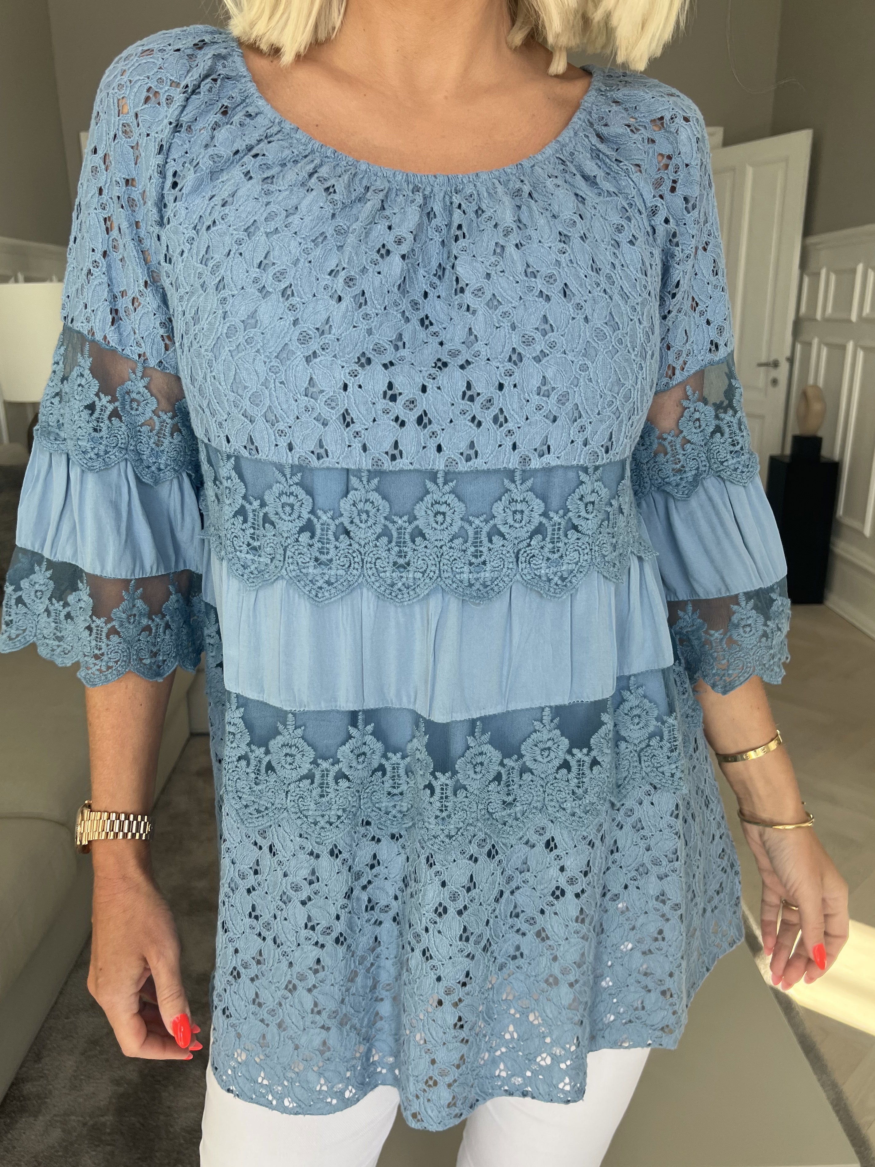 Ofelia - Sød blonde tunika med elastik i udskæringen